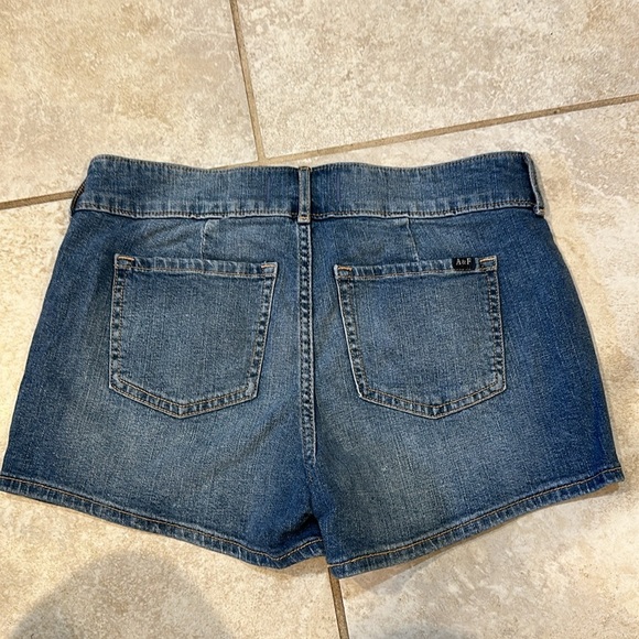 NEW! Abercrombie Kids Mid-Rise Shortie Denim Shorts 17/18 Girls - Picture 6 of 7